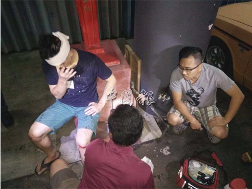 2名華裔青年在玩著“神奇寶貝Go”游戲時(shí)遭轎車撞傷。(馬來西亞《中國報(bào)》)