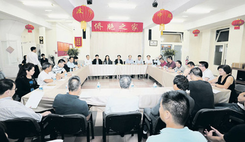 座談會(huì)會(huì)場(chǎng)一角。(法國(guó)《歐洲時(shí)報(bào)》/黃冠杰