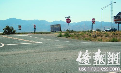 導(dǎo)致4位中國游客死亡的車禍就發(fā)生在這個路口。(美國《僑報》/章寧