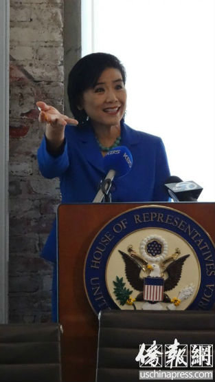 趙美心正在向與會代表介紹504二次融資計劃。(美國《僑報》/高睿