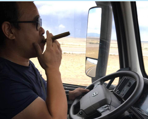 在漫長的送貨旅途中,卡車司們看視頻、抽雪茄、聽歌,打發(fā)寂寞的時(shí)光。(美國《星島日?qǐng)?bào)》)