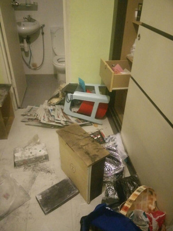 事主住家遭竊賊翻箱倒柜凌亂不堪。(馬來西亞《星洲日報(bào)》)