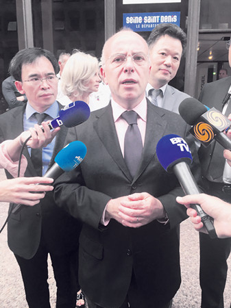 法國內(nèi)政部長座談會后接受媒體采訪。(法國《歐洲時報》/孔帆