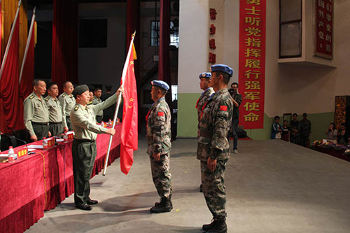西寧聯(lián)勤保障中心政委高汛向第二十批赴剛果(金)國際維和醫(yī)療分隊授旗