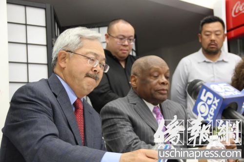 發(fā)布會上,市長李孟賢和前市長布朗一臉凝重。(美國《僑報》/任子晟
