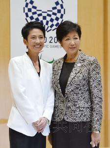 日本民進(jìn)黨黨首蓮舫(左)正在向東京都知事小池百合子拋出橄欖枝。圖為9月23日蓮舫赴東京都政府造訪小池時(shí)的合影。(日本共同社)