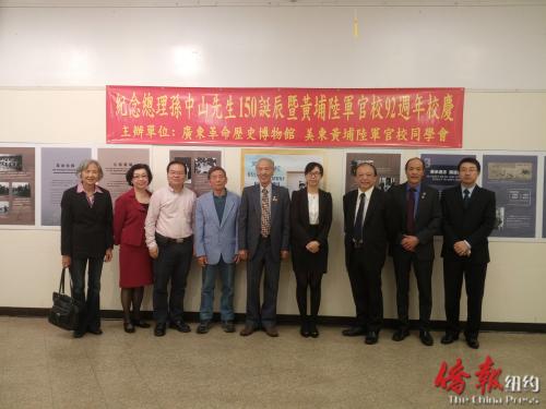 主辦方和參會人員合影留念,前排右四為董海榮領事,右二為展覽負責人梁端。(美國《僑報》/韓雨辰