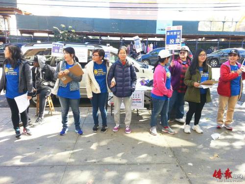 華聯(lián)會(huì)義工們10日在紐約布魯克林八大道街頭展開選民登記。(美國(guó)《僑報(bào)》/華聯(lián)會(huì)供圖)