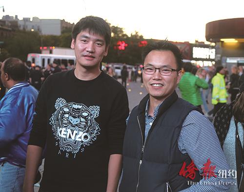 華裔球迷于先生(左)和林先生特意來球場看林書豪打球。(美國《僑報(bào)》/胡曉暉