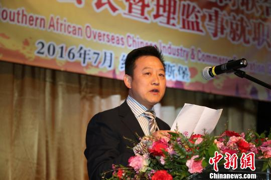 資料圖:7月24日,莊斌官出任南部非洲華僑華人工商聯(lián)合總會(huì)新一屆會(huì)長。 宋方燦 攝