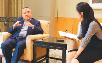 圖為董李(左)接受本報記者采訪。