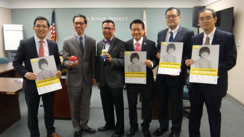 周本立等多位華裔民選官在記者會上合影。(美國《僑報(bào)》/高睿