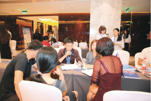 家長和學生們在北京津橋國際教育集團咨詢高端留學服務。(人民網(wǎng))