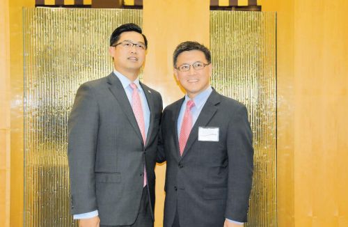 加州財(cái)長(zhǎng)江俊輝與APCPAA主席尤信硯合影。(美國(guó)《僑報(bào)》/聶達(dá)