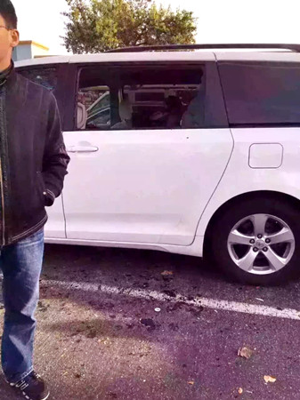 華人代購(gòu)業(yè)者的車窗被砸,車內(nèi)上萬元的Coach包失竊。(Andrea提供)