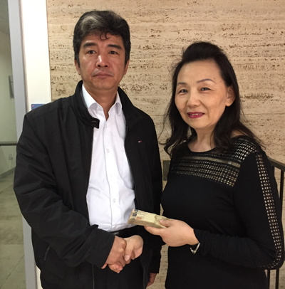 中國僑網巴拉圭婦女會副會長宋國英女士轉交捐款(巴西《南美僑報》)