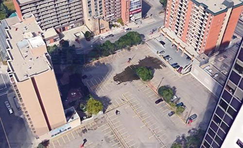 中國(guó)僑網(wǎng)計(jì)劃改建為高樓的停車場(chǎng)。(加拿大《星島日?qǐng)?bào)》)