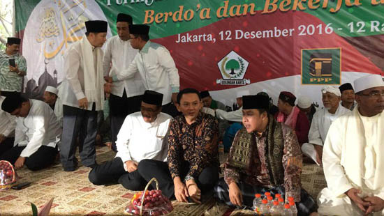 中國(guó)僑網(wǎng)休假中的鐘萬(wàn)學(xué)(Basuki Tjahaja Purnama)和查羅特賽夫希達(dá)亞特(Djarot Saiful Hidayat)周一(12月12日)參加在雅京中區(qū)門騰區(qū)(Menteng)舉行的穆圣誕辰紀(jì)念日活動(dòng)。(印度尼西亞《商報(bào)》)