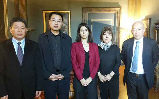 中國僑網(wǎng)羅馬市長維吉尼亞·拉吉在市政府接見了近日遇害的中國女留學生張瑤的父親。(法國《歐洲時報》)