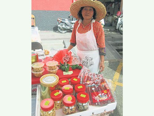 中國(guó)僑網(wǎng)蘇慧娟目前已經(jīng)開(kāi)始在巴剎售賣年餅。(馬來(lái)西亞《中國(guó)報(bào)》)