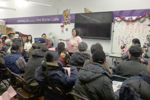 中國僑網(wǎng)廖小姐為民眾介紹糧食券申請(qǐng)規(guī)定。(美國《世界日?qǐng)?bào)》/高夢(mèng)梓 攝)
