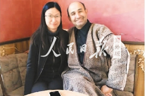 中國僑網(wǎng)張楚楚(左一)在突尼斯采訪當(dāng)?shù)匾幻倘恕? /></div><!--圖片--><!--圖片說明-->
<div id=
