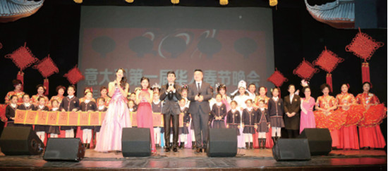 中國僑網(wǎng)全體演員謝幕。(《歐洲時報》意大利版/夏曉彤 攝)