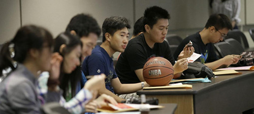 中國僑網(wǎng)資料圖:2015年中國留學(xué)生在德克薩斯大學(xué)參加迎新。(法國《歐洲時報》援引《費(fèi)加羅報》)