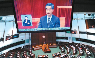 中國(guó)僑網(wǎng)梁振英在香港立法會(huì)發(fā)表2017年施政報(bào)告。圖片來源:香港中通社