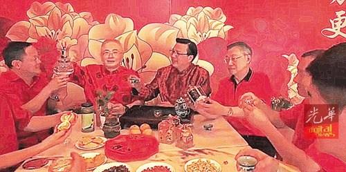 中國(guó)僑網(wǎng)平日正經(jīng)八百的馬華中委也大玩創(chuàng)新,挑戰(zhàn)了全球掀起熱潮的潮流玩意“假人挑戰(zhàn)”短片拍攝。(馬來(lái)西亞《光華日?qǐng)?bào)》)