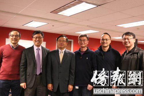 中國僑網(wǎng)沈向洋(左2)、中國駐舊金山總領(lǐng)館副總領(lǐng)事鄧繁華(左3)與微軟華人副總裁代表。(美國《僑報(bào)》/詩喬 攝)