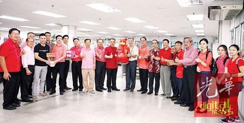 中國僑網(wǎng)檳馬華聯(lián)委會主席陳德欽(左12)率團(tuán)隊前來拜年。(馬來西亞《光華日報》)