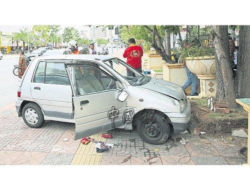 中國僑網(wǎng)肇禍汽車被擋住沖勢后側(cè)翻。(馬來西亞《中國報》)