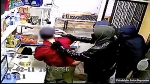 中國僑網(wǎng)費城“洪氏洗衣店”店主遭持槍歹徒脅迫,損失數(shù)千美元。(美國《世界日報》/ 劉麟 視頻截圖)