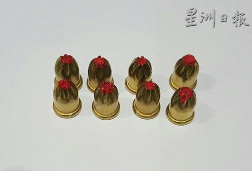 中國僑網(wǎng)警方從嫌犯處起獲8枚形似子彈的螺帽。(馬來西亞《星洲日報》)