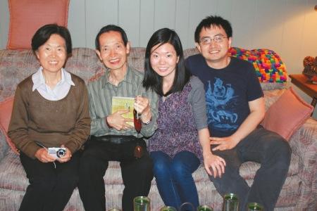 中國僑網(wǎng)國學(xué)老師蘇士雄一家。