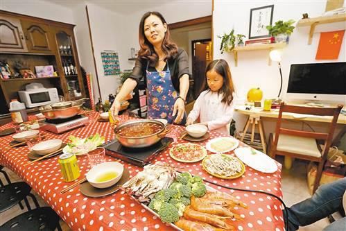 中國僑網(wǎng)向希和女兒在家中制作美食