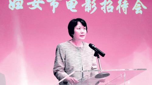 中國僑網(wǎng)王新霞參贊代表使館向廣大旅法婦女僑胞致以節(jié)日問候。(法國《歐洲時(shí)報(bào)》/張新 攝)