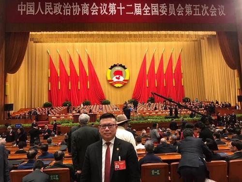 中國僑網(wǎng)黃仁國在大會現(xiàn)場。(《歐洲時報》/孔帆 攝)