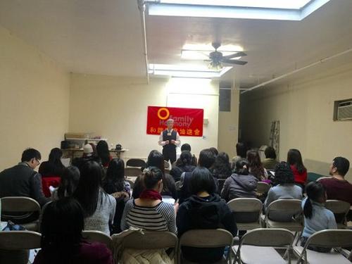 中國僑網(wǎng)紐約和諧家庭協(xié)進(jìn)會會長陳偉力教家長如何引導(dǎo)孩子擺脫計算機(jī)游戲。(美國《世界日報》/高夢梓 攝)