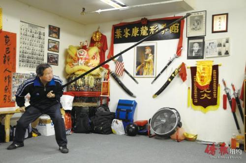 中國僑網(wǎng)葉永康在自己的武館內(nèi)練習(xí)功夫。(美國《僑報》資料圖)