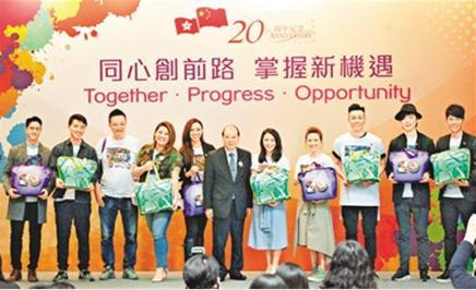 中國僑網(wǎng)香港回歸20周年系列慶?;顒?dòng)推介會(huì),眾多演藝明星同臺(tái)亮相。 曾慶威攝