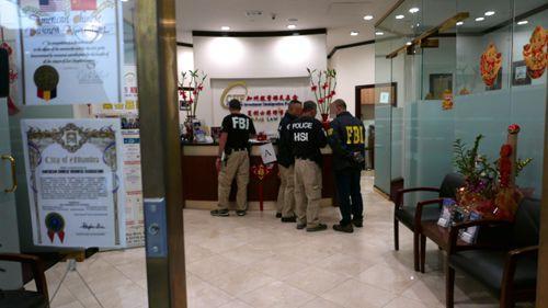 中國僑網(wǎng)資料圖:聯(lián)邦機(jī)構(gòu)突襲搜捕華人移民詐騙機(jī)構(gòu)。(美國《世界日報》/李雪 攝)