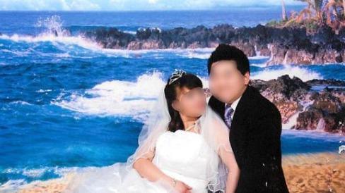 中國僑網(wǎng)為獲得美國“綠卡”所拍攝的假結(jié)婚照。(美國中文網(wǎng))