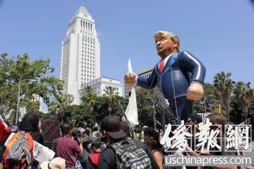 中國(guó)僑網(wǎng)2016年5月1日移民大游行的隊(duì)伍走過(guò)洛杉磯市政府大樓。(美國(guó)《僑報(bào)》/高睿 攝)