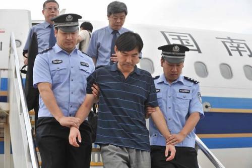 中國僑網2015年6月8日,孫新被押解回國。(新華社記者 李文 攝)