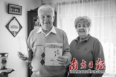 中國僑網亨利·簡斯頓(左)與他的妻子接受南方日報記者贈送的圖書《發(fā)現(xiàn)僑鄉(xiāng)》第四輯和海外版簡介冊子。(黃敘浩 攝)