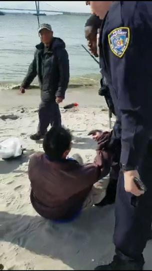 中國僑網(wǎng)李先生被Sea Gate小區(qū)和平警員逮捕。(美國《世界日報》)