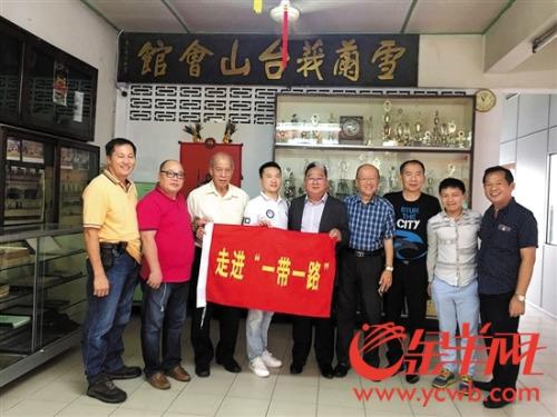 中國僑網(wǎng)▲臺山會館與采訪團合影