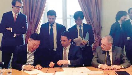中國僑網(wǎng)中資代表韓力和AC米蘭母公司菲寧維斯特的首席執(zhí)行官Danilo Pellegrino在收購協(xié)議上簽字。(《歐洲時(shí)報(bào)》援引安莎社)